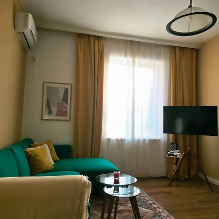 Cozy And Colorful In Center *