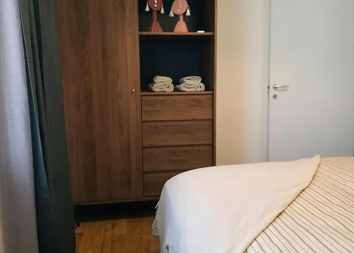 Cozy And Colorful In Center