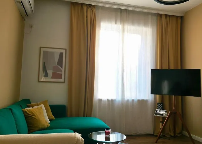 Cozy And Colorful In Center *