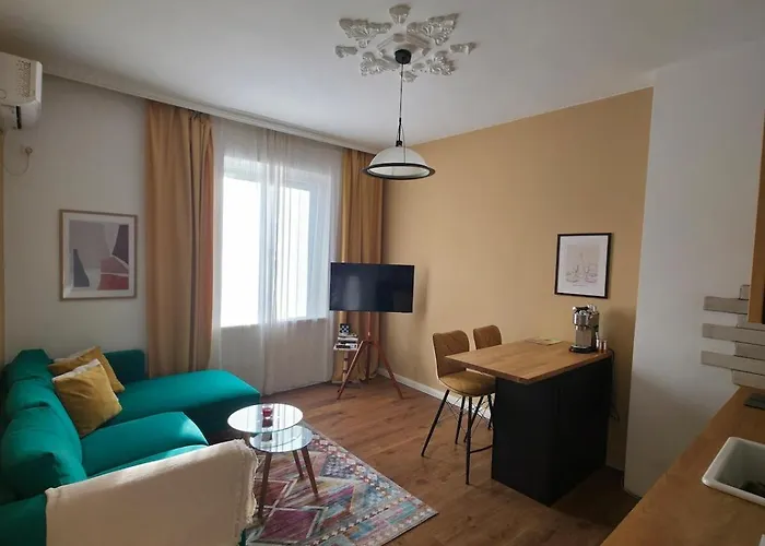 Cozy And Colorful In Center