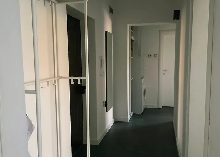 Cozy And Colorful In Center *